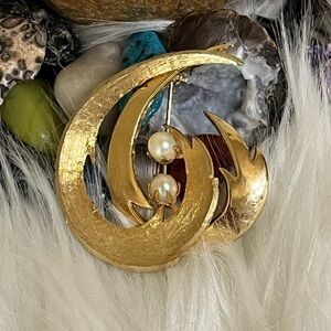 Vintage Brookraft Brushed Golden Pearl Brooch